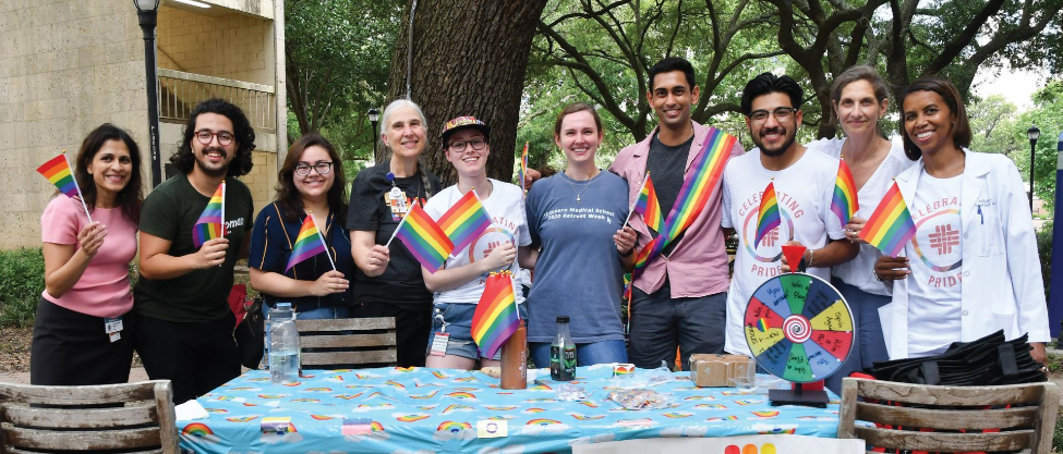 6月的“与自豪感”活动庆祝了休斯顿校园的LGBTQ学生，教职员工和教职员工。